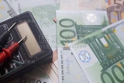 万用表上的欧元纸币背景。电费和电费账单的概念。