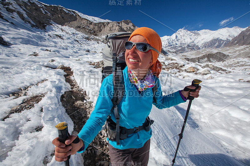 尼泊尔昆布山谷喜马拉雅山徒步旅行者