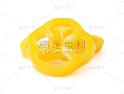 鲜黄椒片孤立于白椒上