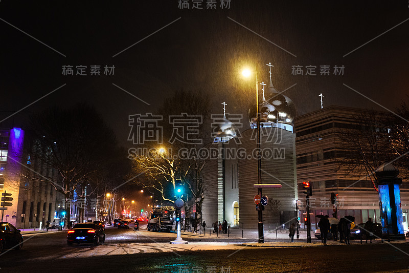 俄罗斯文化中心晚上下着雪，巴黎