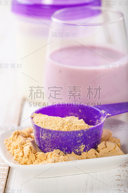 蛋白质和牛奶用于奶昔。体育的食物。有选择性的重点。