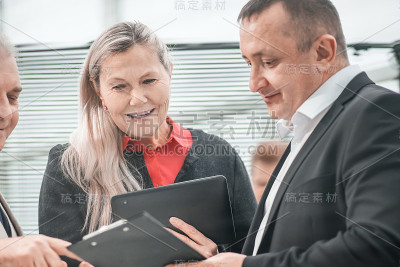 项目经理与同事讨论工作文件