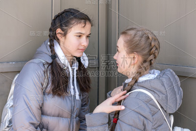 少女把八卦告诉了女朋友
