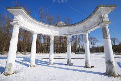 冬季公园的拱门