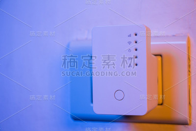 WiFi中继器，插座在墙上