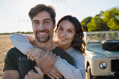 乘车微笑的夫妇肖像