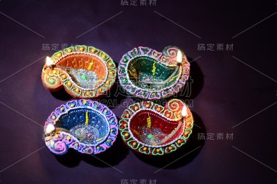 在排灯节庆祝期间，彩色的粘土灯盏被点亮。问候卡设计印度的光节日称为排灯节。