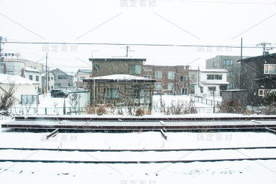 村子里正在下雪，