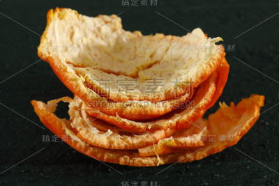 一堆橘子皮