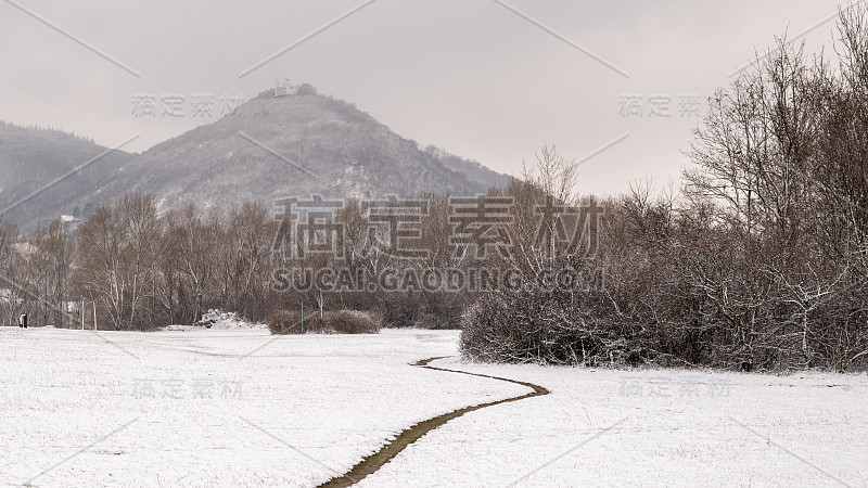 冬天里奥波兹堡覆盖着小雪