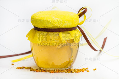 草药蜂蜜孤立