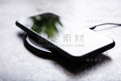 无线充电板和桌上智能手机