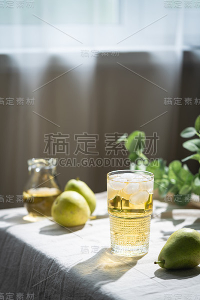 一杯梨汁或苹果酒
