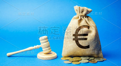 钱袋和法官的锤子。对犯罪和犯罪的惩罚。金融的惩罚。违反交通法规。欺诈行为。好,处罚,罚金。小木槌。欧