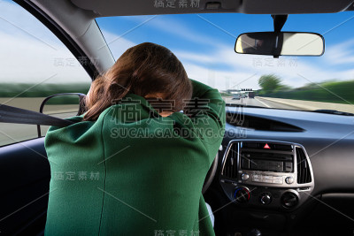 女人在开车时睡觉