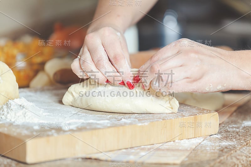 女人们的手绑成两半饼