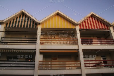 Costa Nova的条纹和彩色立面
