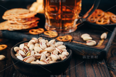 一套小吃和一杯淡啤酒。