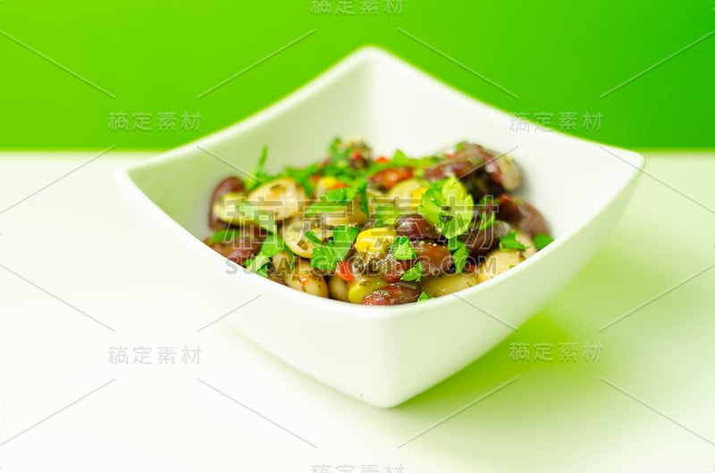 芸豆，黄油豆和毛豆，甜玉米和烤红辣椒在薄荷醋里