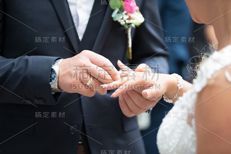 一对新婚夫妇互相交换结婚戒指