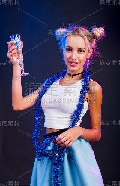 年轻的好女孩玩得开心