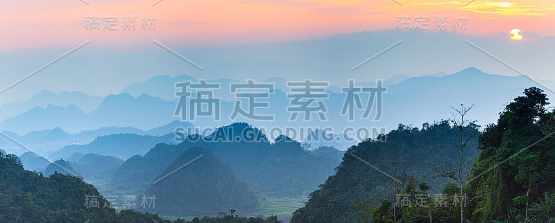 越南北部河江喀斯特地质公园景观。山剪影惊人的风景，薄雾和雾在山谷日落。河江摩托车环行圈，是著名的旅游