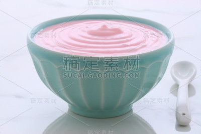的草莓酸奶