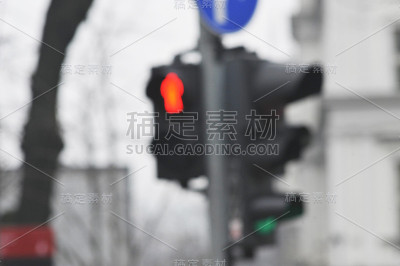 人行横道上的交通灯