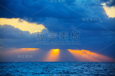 阳光穿过蓝色的云层