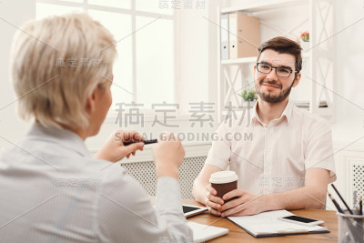 一对年轻的商业伙伴在现代办公室工作