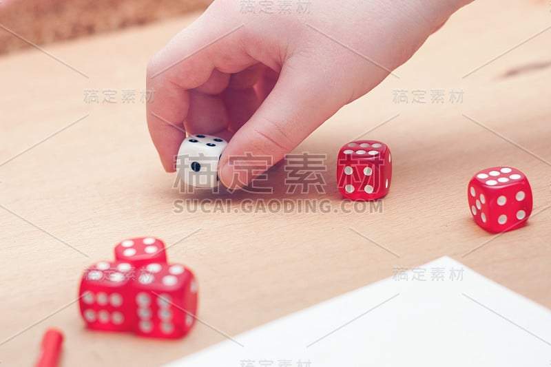 玩棋盘游戏，在孩子手里玩骰子