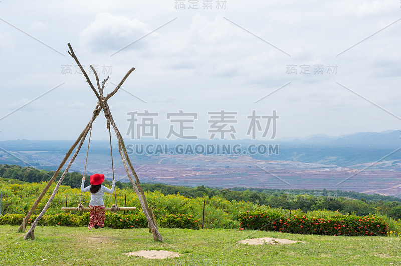 女人快乐地玩秋千。