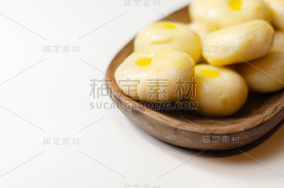 传统西里西亚饺子和一个洞，自制面条和黄油