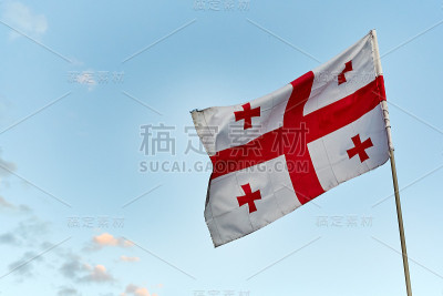 蓝色天空背景上的格鲁吉亚国旗