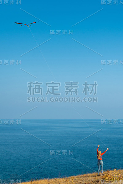 女孩在玩风筝