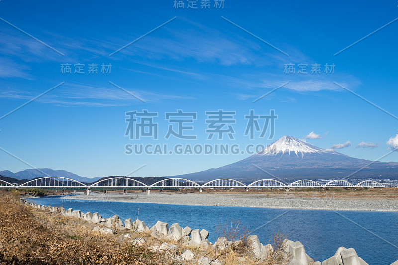 富士山和富士河大桥的景色