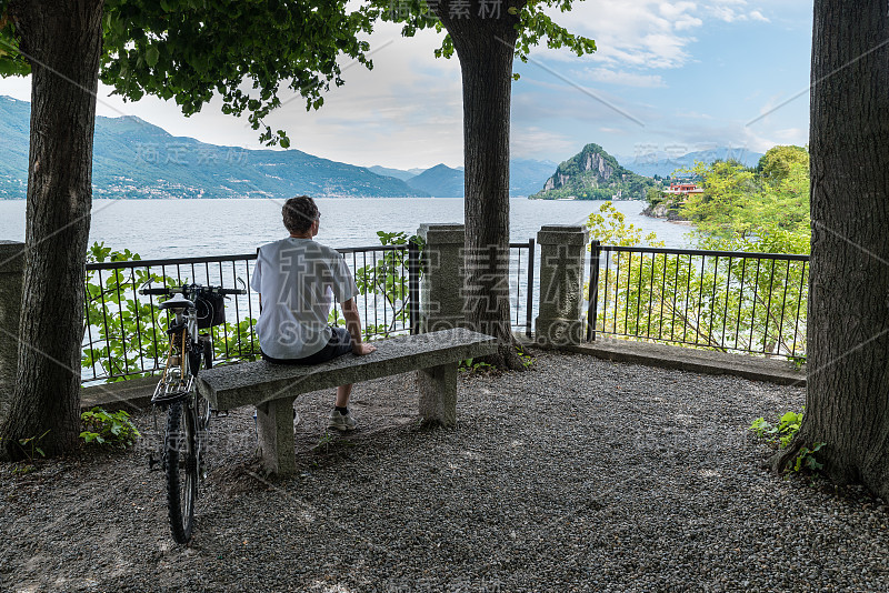 湖边骑自行车的人。度假、运动和旅游的概念。马焦雷湖、意大利、