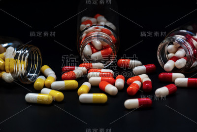 药丸和瓶子在黑色背景