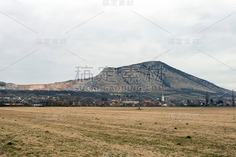 从匈牙利南部看，萨索姆廖山和Nagyharsany村。