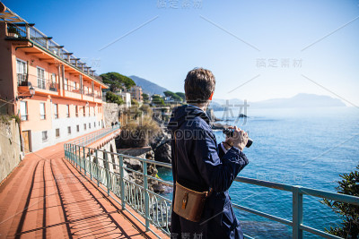 海边探险的人