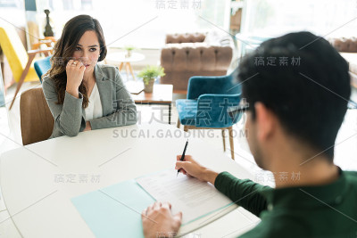 女求职者在面试时感到紧张