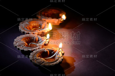 粘土灯盏在排灯节庆祝期间点燃。问候卡设计印度的光节日称为排灯节