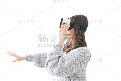 女人经历虚拟现实