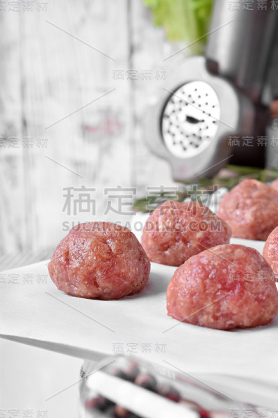 生肉丸放在羊皮纸上