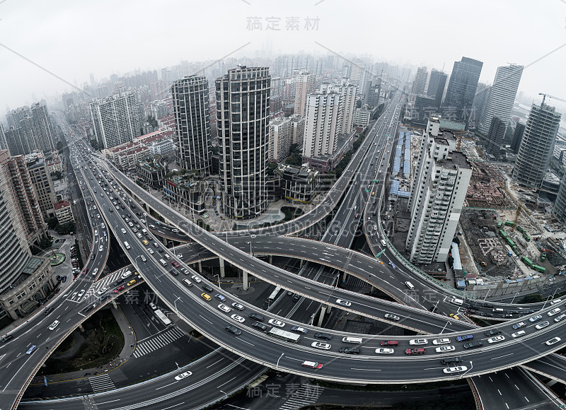 多云天气城市公路和立交桥鸟瞰图