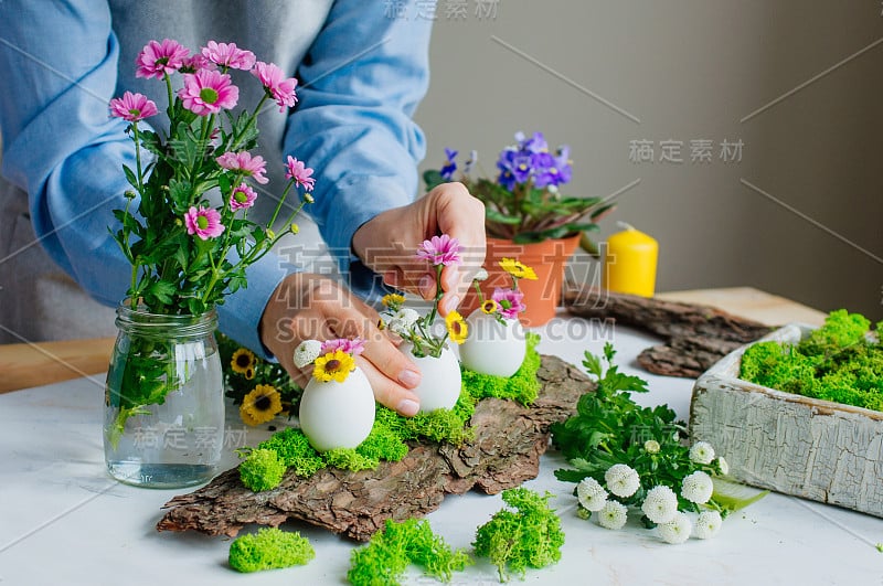 女人准备用鸡蛋和花装饰复活节