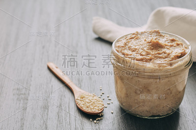 自制芝麻酱，黑色背景上撒着芝麻的芝麻酱