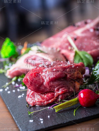 牛排。沙朗牛排。丁骨牛排。侧翼牛排。鸭胸。蔬菜装饰。