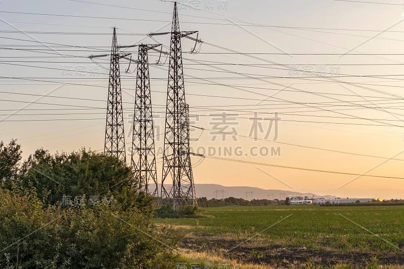 保加利亚普罗夫迪夫市周围的高压电线的日落景观