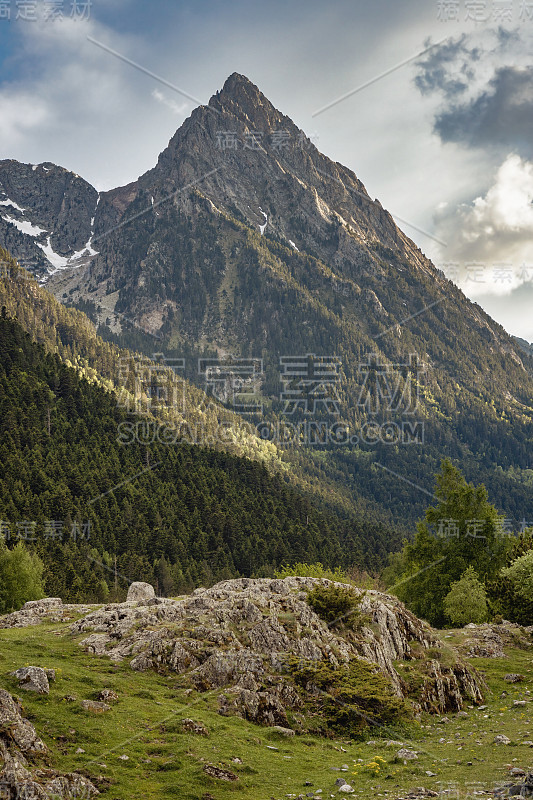 美丽的Aigüestortes i Estany de Sant Maurici国家公园的西班牙比利